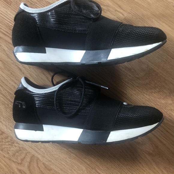 Wink Size 7 Black with white accents sneakers - Picture 3 of 7